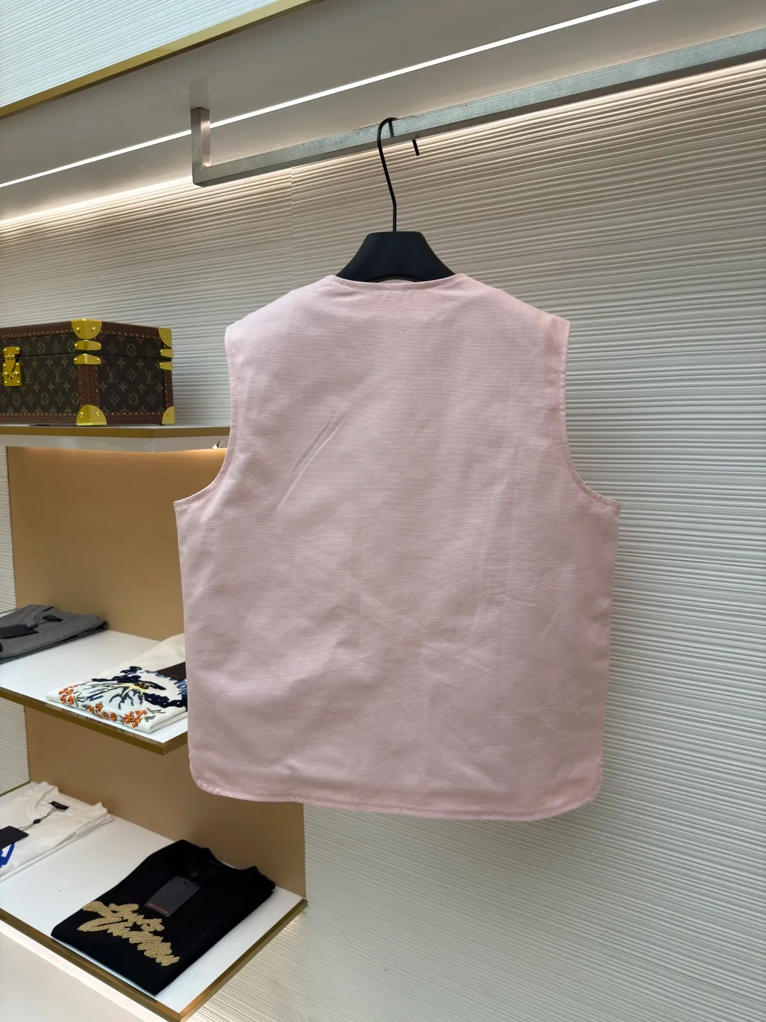 LOUIS Vuitton ●Description: This vest is made of high-quality cotton and linen blended fabrics, and the main tone of pink gives it a soft and fashionable feel. It has a V-neck design and a metal zipper placket, which is smooth and has industrial style details. The double patch pockets on the front chest have a three-dimensional structure, and the pockets are double-fastened with metal rivets and buttons to enhance practicality and decoration. A brand leather label is also embellished on the bottom of the bag to enhance recognition. The interior is quilted and the cotton batting is evenly distributed to ensure warmth and avoid clumping. The seams of the body are made of flat stitching + hemming technology, and the stitching is neat and firm, demonstrating exquisite workmanship. The overall shape is loose and moderate, combining the toughness of work clothes with the casualness of daily wear. From fabric selection to detail sewing, every craftsmanship takes into account both style expression and wearing experience. The overall wiring is straight and delicate, the fabric is comfortable and soft, and the color is consistent without color difference. It can be matched with the same style to create a fashionable look and control various occasions. Customized accessories, complete with three standards, same style for men and women!
